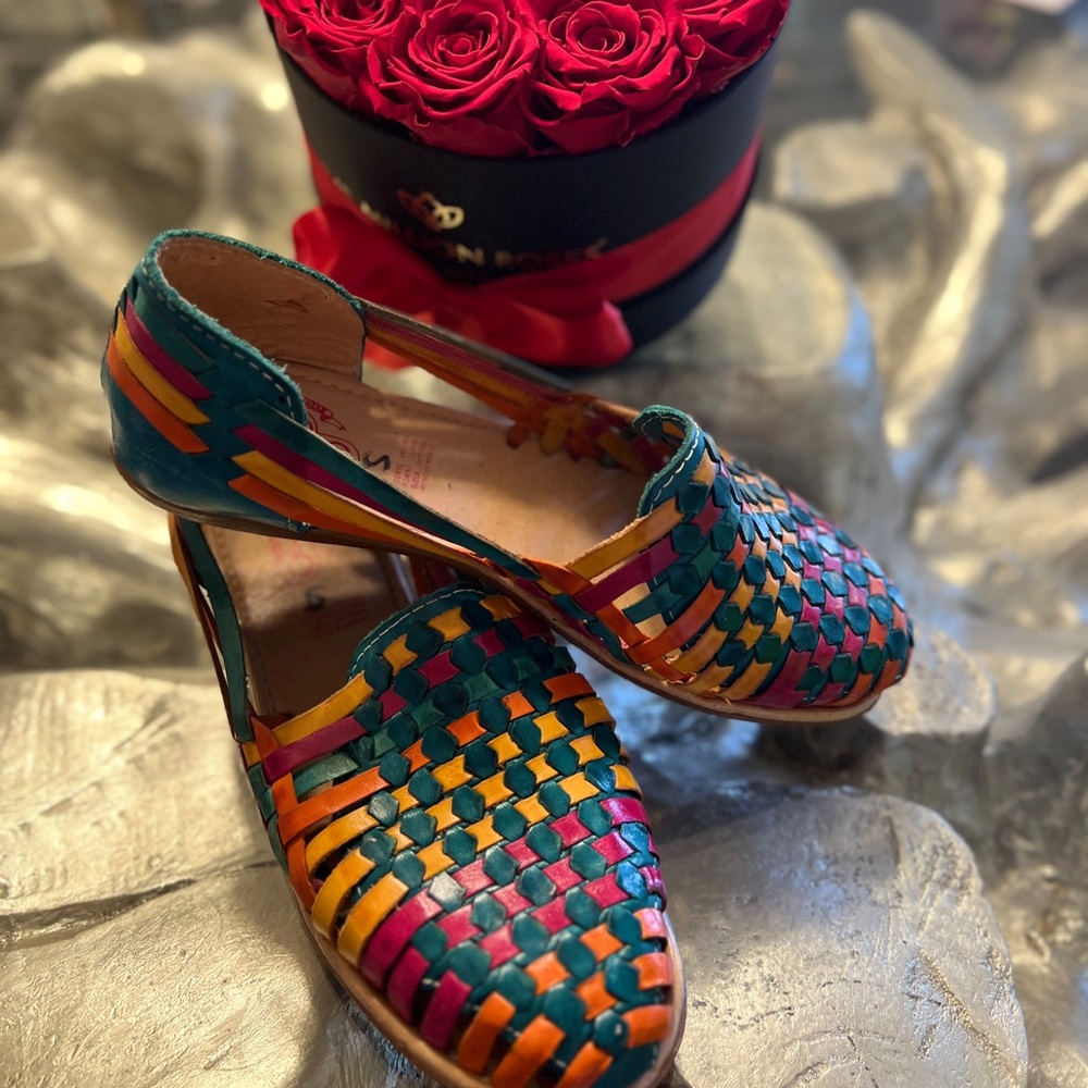 NEW!!! Multicolor Huarache Shoe, Size 8